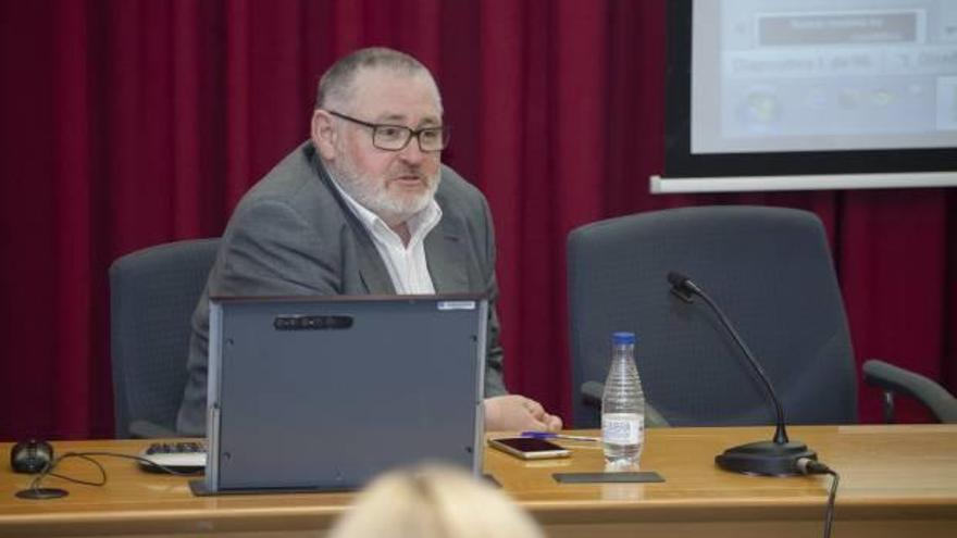 El catedrático Emilio Delgado, ayer en la UJI.