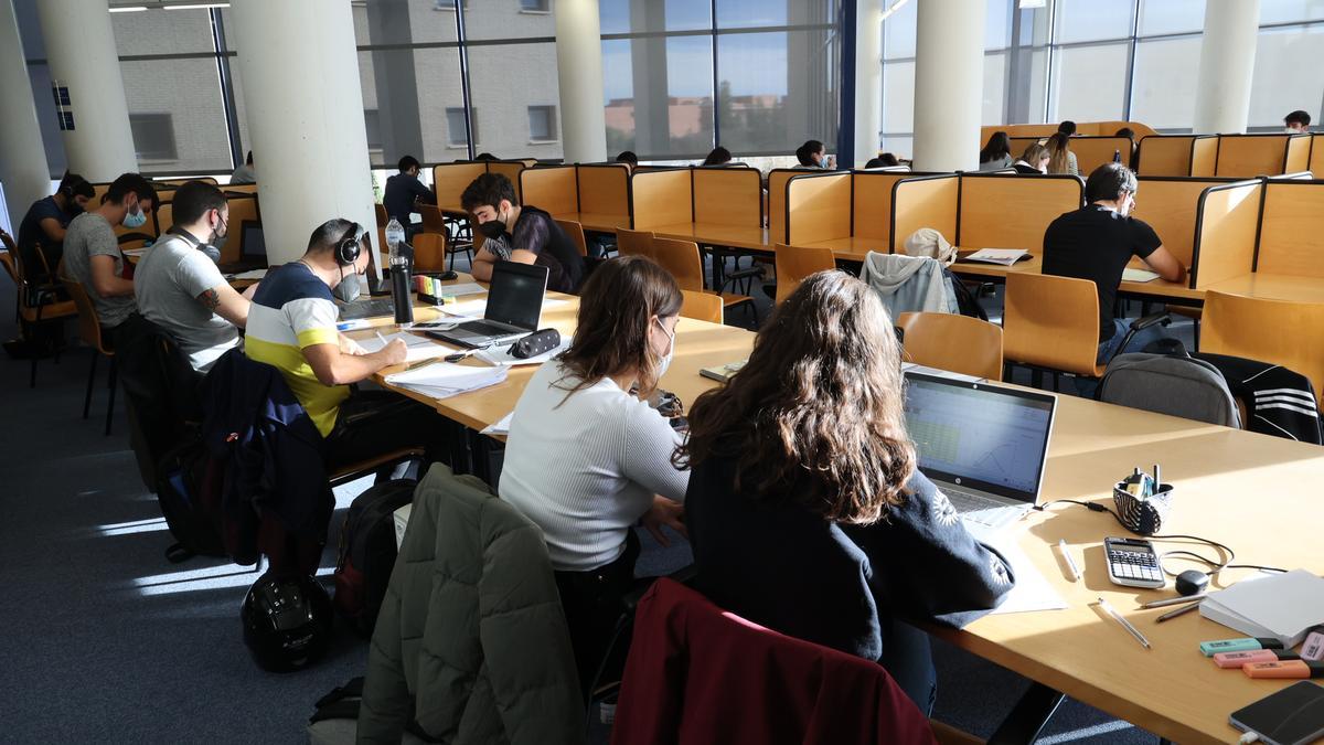 Un grupo de estudiantado, en la biblioteca de la Universitat Jaume I durante el último periodo de exámenes de enero.