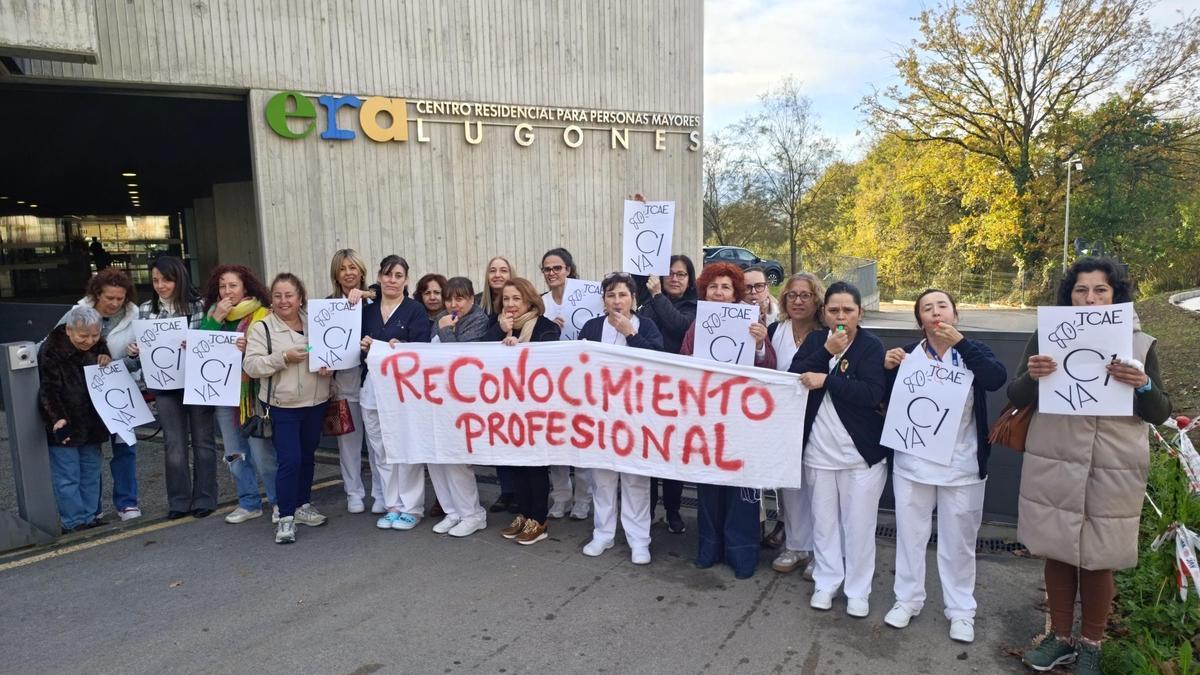 Algunos de los empleados del ERA de Lugones, en Siero, durante un momento de su protesta.