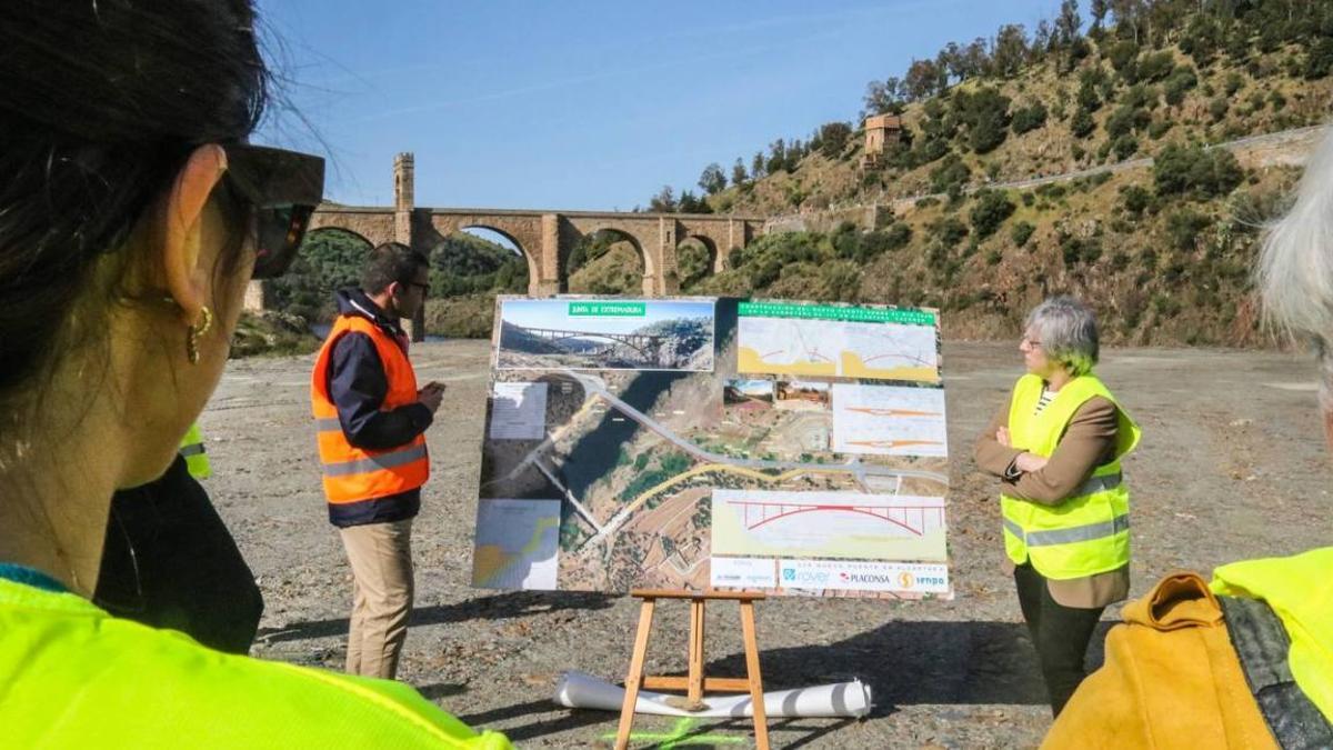 Leire Iglesias, en las obras del nuevo puente de Alcántara