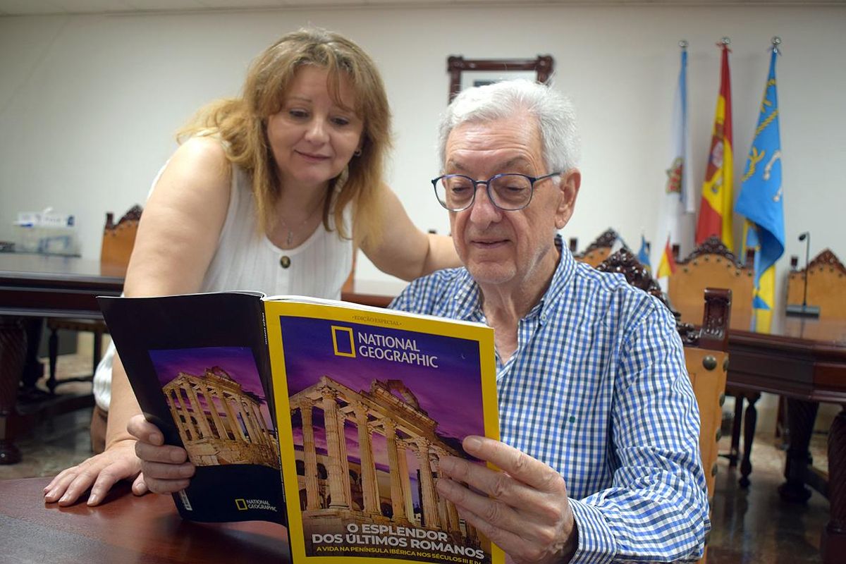 El alcalde y la concejala de Cultura viendo la revista.