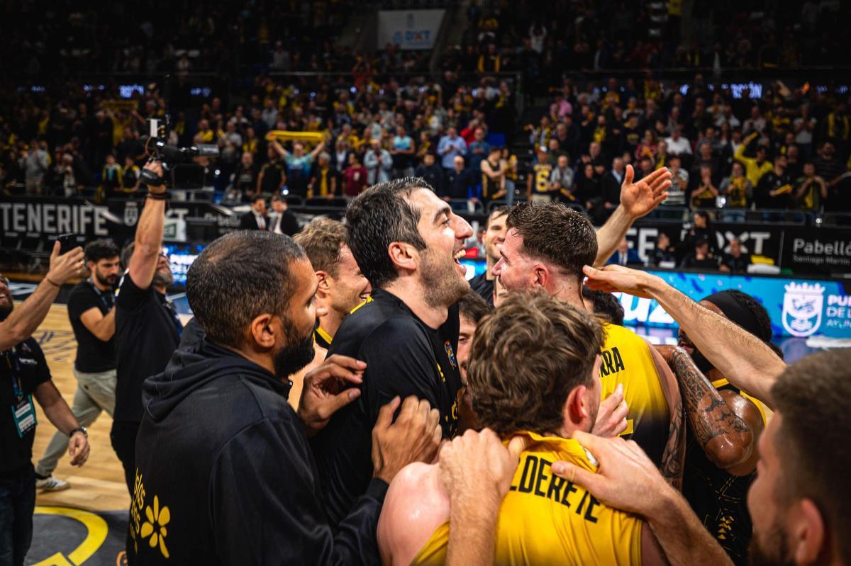 Los jugadores del Canarias, con Shermadini y Guerra en el centro, celebran su pase a la Final Four
