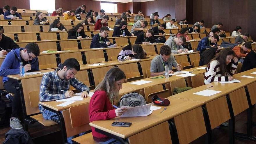 62 estudiantes de 2º de Bachillerato de Galicia compitieron ayer en la olimpiada de economía, en el campus de Ourense. // Iñaki Osorio