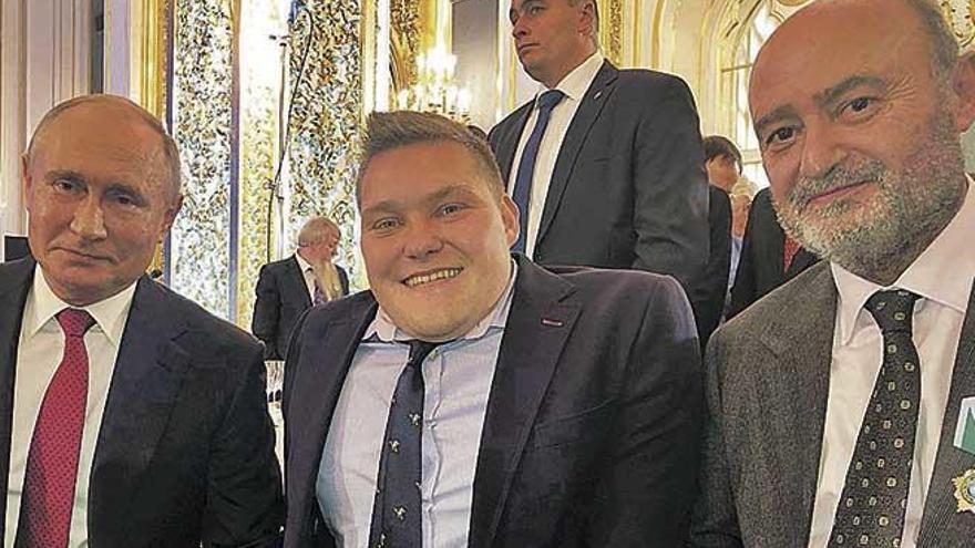 Sergi Roig y su padre,Sebastià Roig, junto a Vladimir Putin el Gran Palacio de Kremlin.