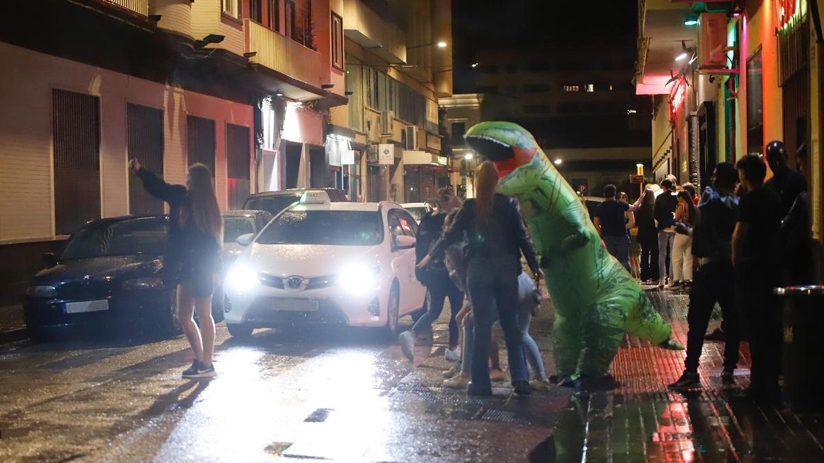 Jóvenes de madrugada en la calle Fernando de Córdoba, una de las que más &#039;movida&#039; concentra.