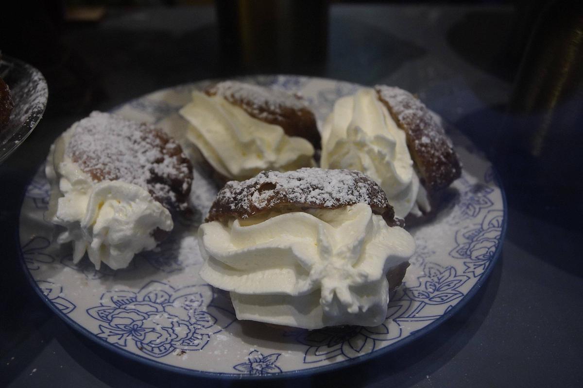 Bunyols farcits de nata fresca, darrera novetat de la Xurreria de la Cort Reial.