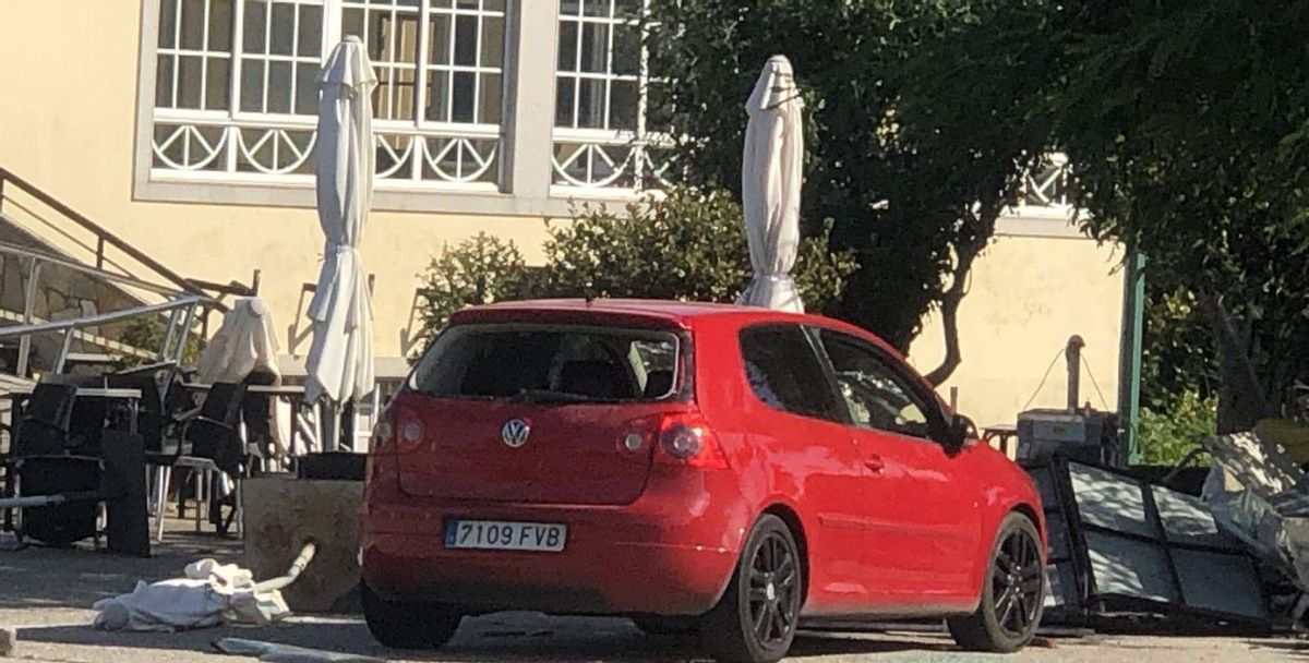 Uno de los coches atacados en la pelea que tuvo lugar en el centro recreativo de Artes. |  Suso Souto