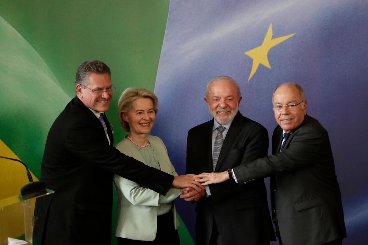 La presidenta de la Comisión Europea, Ursula von der Leyen posa para fotos con el presidente brasileño, Luiz Inácio Lula da Silva, el ministro de Asuntos Exteriores brasileño, Mauro Vieira, y el comisario europeo de Comercio y Seguridad Económica, Maros Sefcovic.