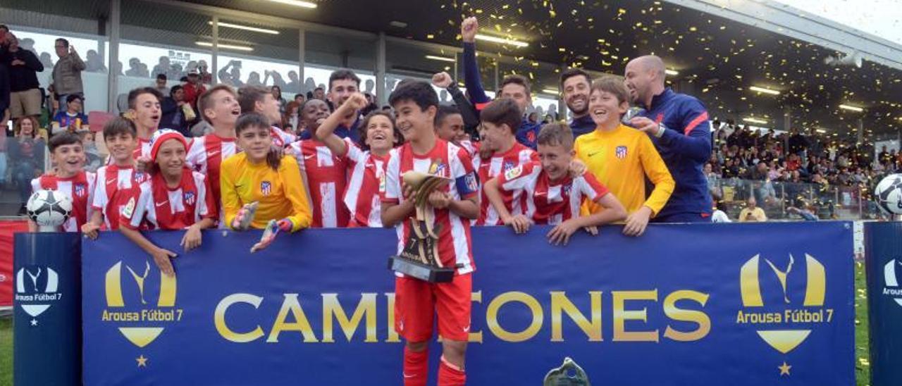 El capitán atlético levanta el trofeo tras derrotar al FC Barcelona en la tanda de penaltis.