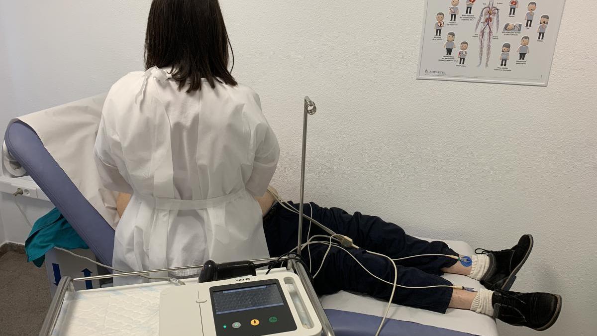 Un paciente sometiéndose a un electrocardiograma.