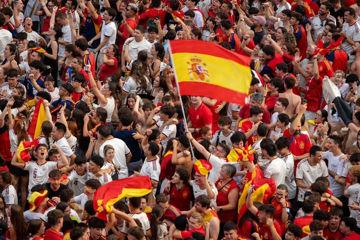 En imágenes | Zaragoza celebra el primer gol de Oyarzabal en el España-Francia