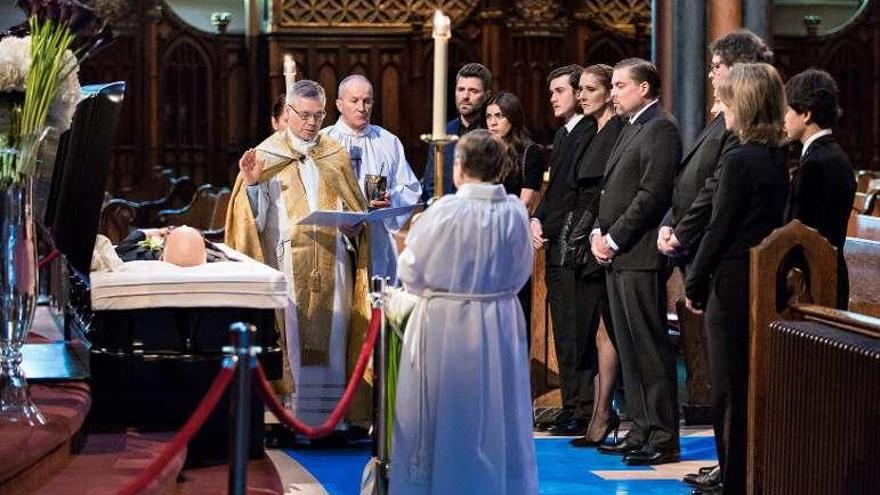 Un momento del funeral del marido de Dion, ayer.