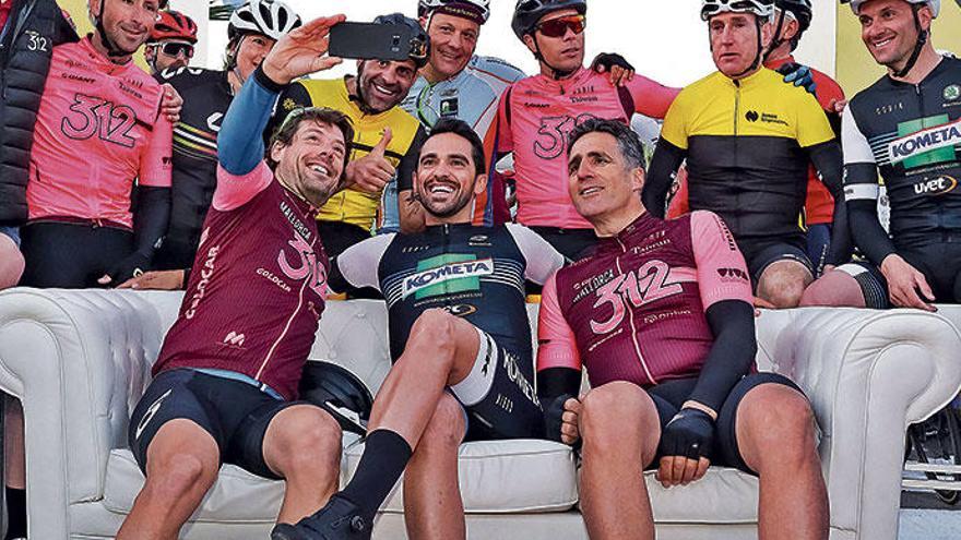 Drei Ex-Radprofis vereint: Alberto Contador (Mi.) mit Óscar Freire (li.) und Miguel Indurain.