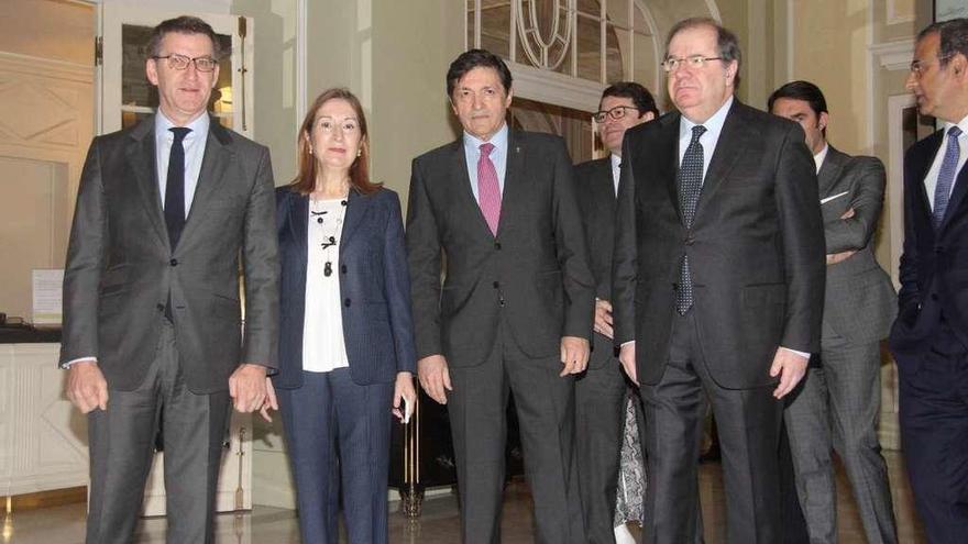 Por la izquierda, Alberto Núñez Feijóo, Ana Pastor, Javier Fernández y Juan Vicente Herrera, ayer en el hotel Palace de Madrid.