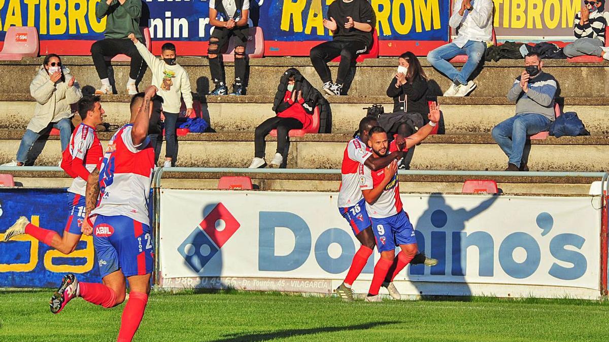 Beda, celebrando uno de sus goles ante el Bergantiños con la afición y el equipo entregados.  |  // I. ABELLA