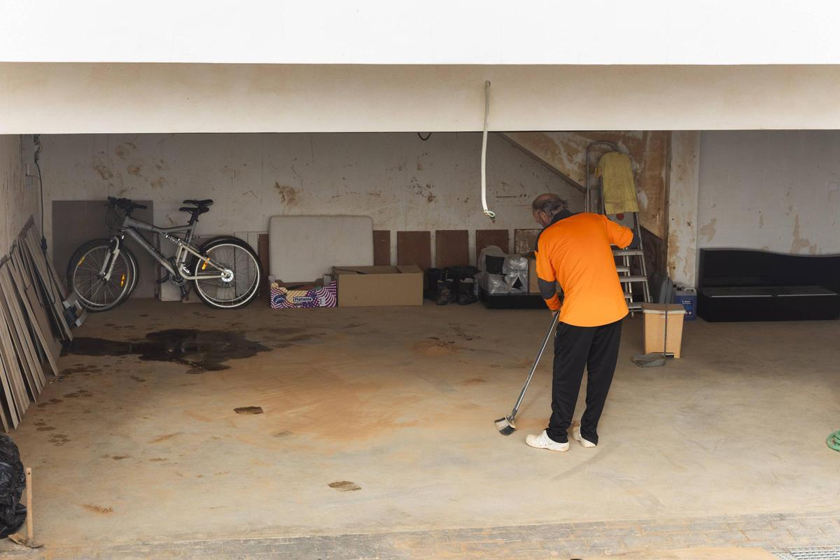 Los vecinos todavía siguen limpiando sus bajos