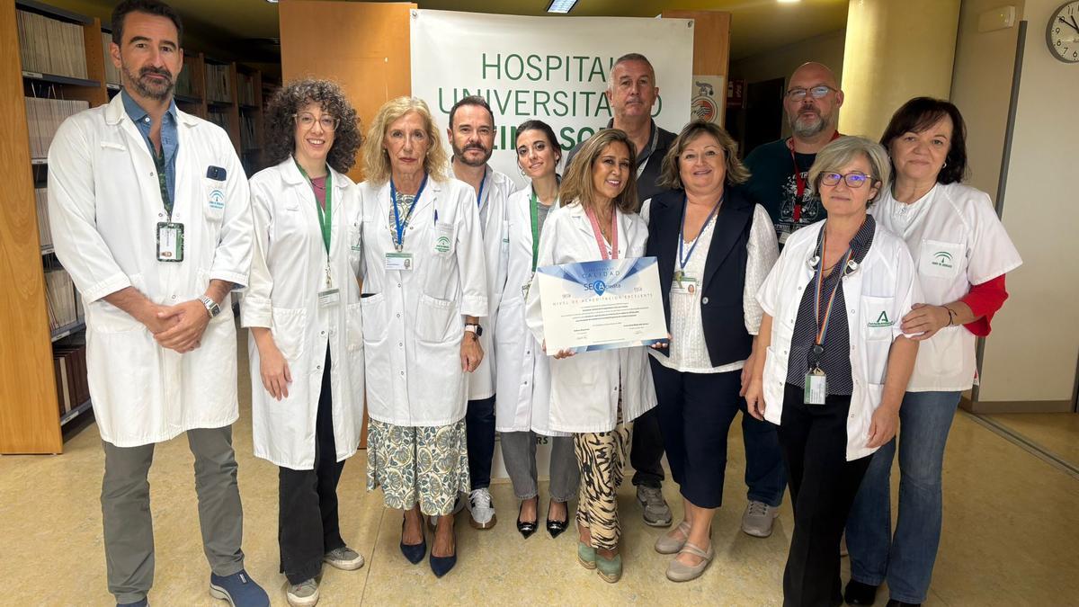La unidad de Calidad del Hospital Reina Sofía posando con el reconocimiento.
