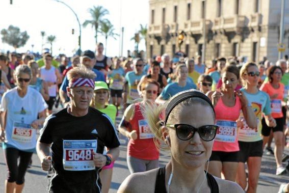 Start der Läufer beim Palma de Mallorca Marathon