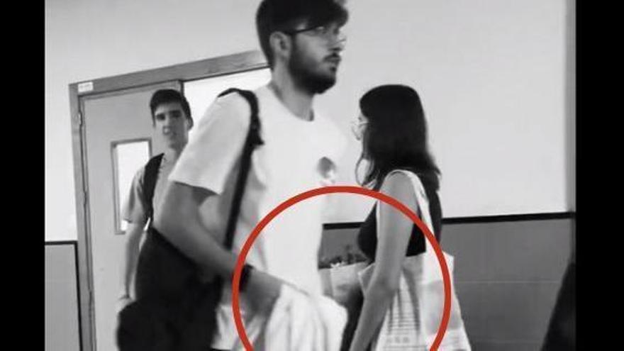 Sorprende a su novio al salir del aula y quiere venir a Murcia al ver lo que hace