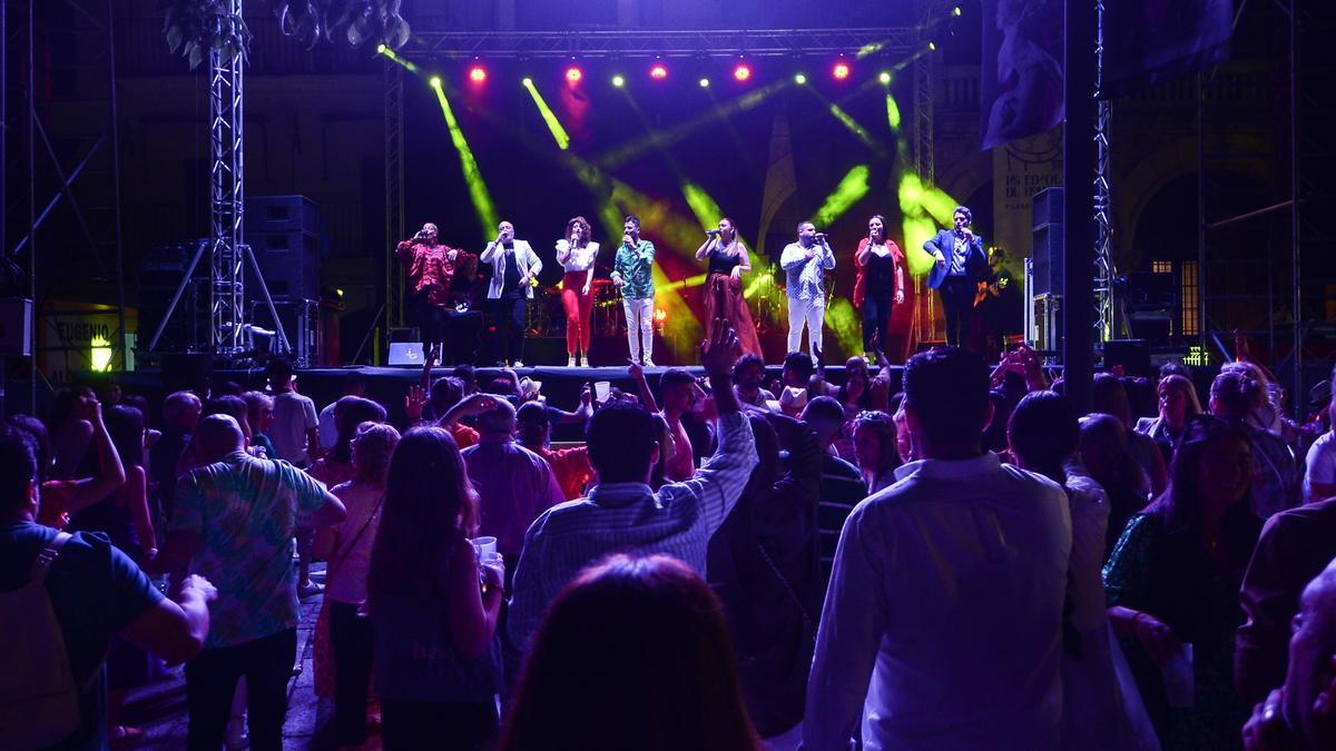 El grupo Raya Real, en la plaza Mayor, en la feria de Plasencia.