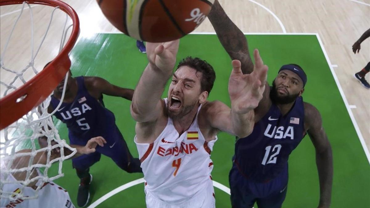 Gasol entra a canasta ante Cousins.