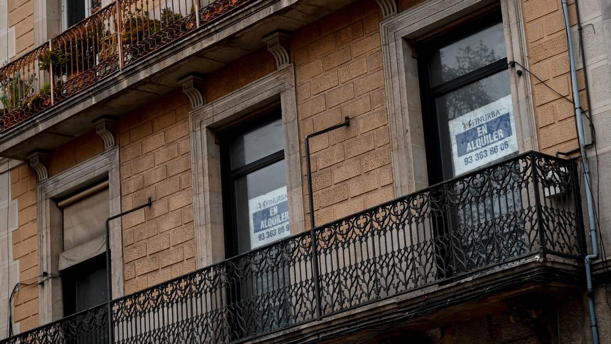 Cartel de 'se alquila' en un piso del passeig de Borbó de Barcelona