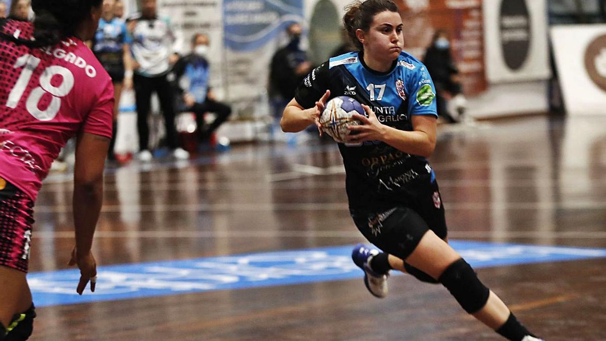 Paulina Buforn, con la pelota, durante el partido de ayer en A Sangriña. |  // JOSÉ LORES