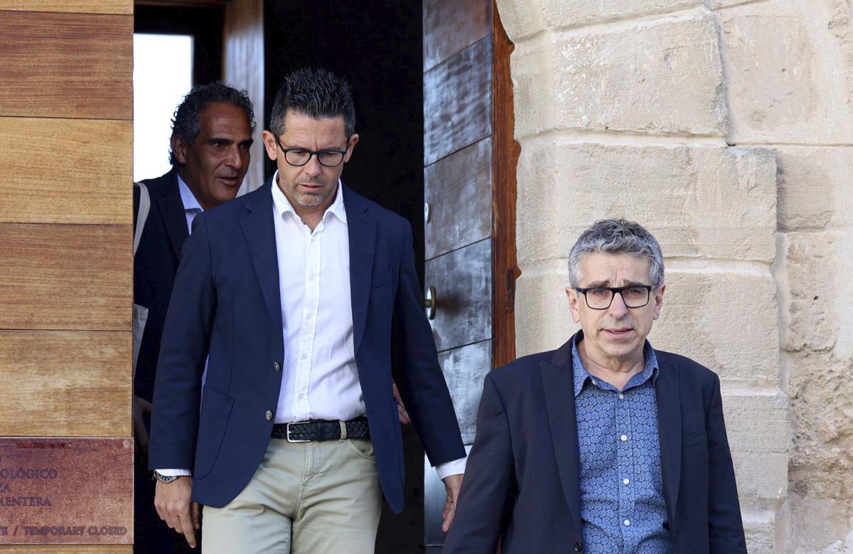 Rafael Triguero y Jordi Martí a la salida del Museo Arqueológico el 9 de abril de 2024. | TONI ESCOBAR