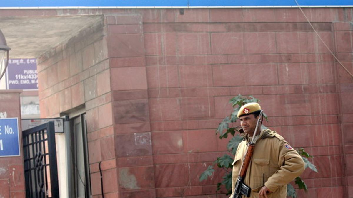 Un policía, a las puertas de la corte metropolitana de Saket, al sur de la capital india, este sábado.