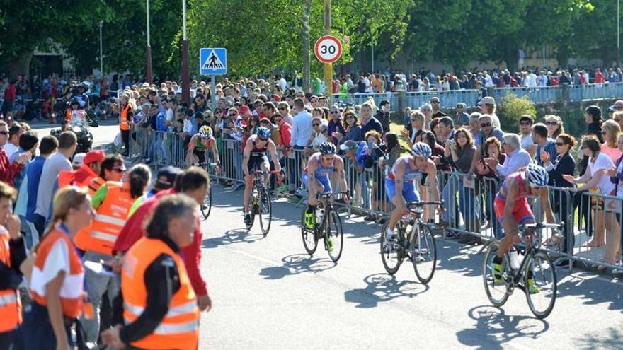 Numeroso público se dio cita en las inmediaciones del Estadio da Xuventude, el puente de los Tirantes y el río para ver el paso del sector ciclista.