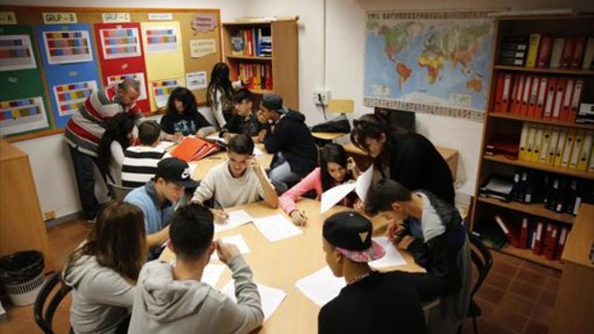 Jóvenes alumnos de la Fundació El Llindar de Cornellà de Llobregat, ayer.