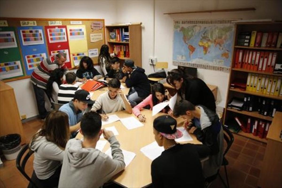 Jóvenes alumnos de la Fundació El Llindar de Cornellà de Llobregat, ayer.
