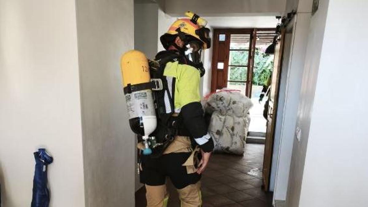 Un bombero trabaja en el interior del establecimiento.