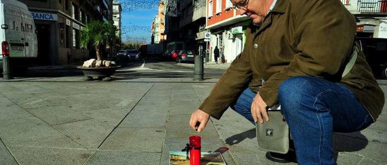 Santiago Garrido enciende la primera vela, ayer. // Iñaki Abella