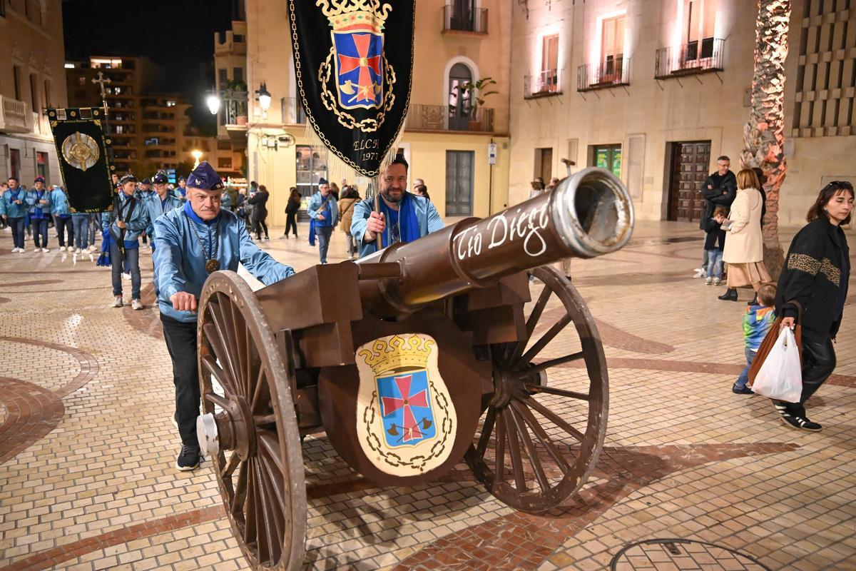 Los Moros y Cristianos desfilan por las calles de Elche en la Entraeta del Mig Any Los Moros y Cristianos desfilan por las calles de Elche en la Entraeta del Mig Any