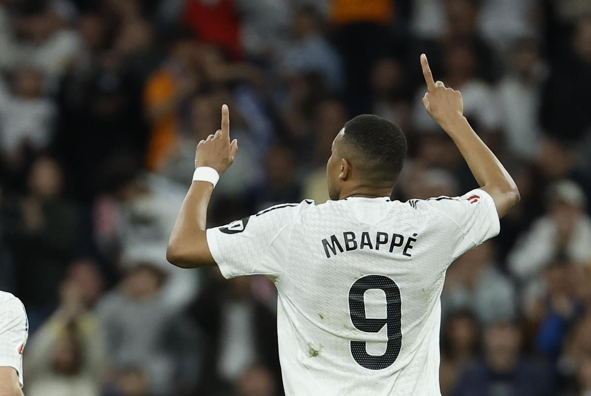 El delantero francés del Real Madrid Kylian Mbappé celebra su go.