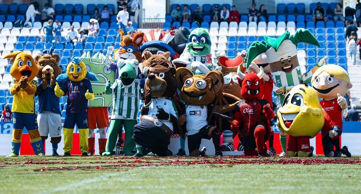 Imagen de LaLiga de las Mascotas el pasado año con Koki, del Córdoba CF, en el centro de la misma
