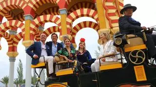 Manuel Díaz 'El Cordobés' visita con su esposa y amigos la Feria de Córdoba