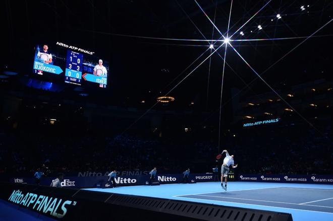 El jugador estadounidense John Isner a su servicio contra novak Djokovic de Serbia durante torneo de tenis ATP World Tour Finals en el O2 Arena en Londres.