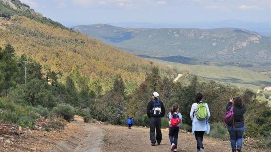 Ruta senderista y bateo de pirita, en el GeoCentro Monfragüe de la localidad