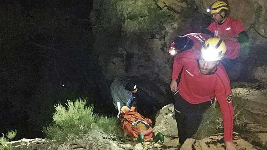 Efectivos de los Bombers de Mallorca, durante un rescate, en una imagen de archivo.