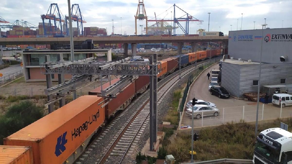 Tren de mercancías circulando por el puerto de València, en una imagen de archivo.