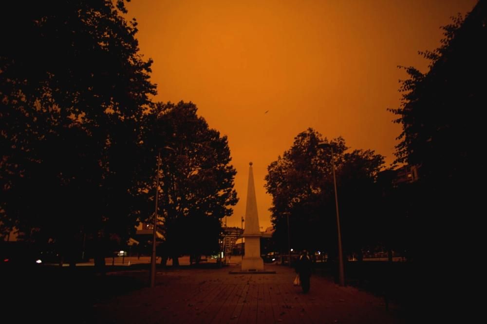 Oscuridad y fuerte olor a humo en toda Asturias