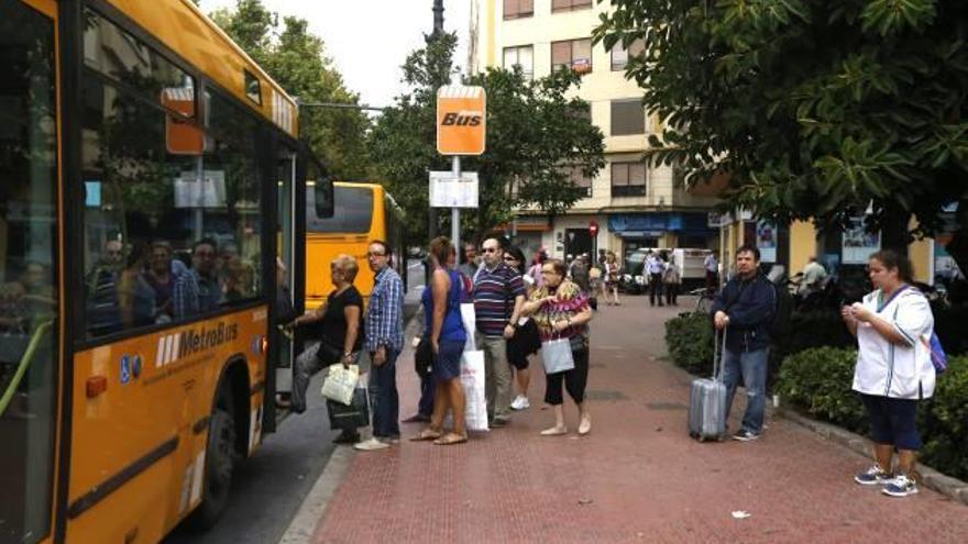 Autobús que realiza el servicio entre los municipios y València.