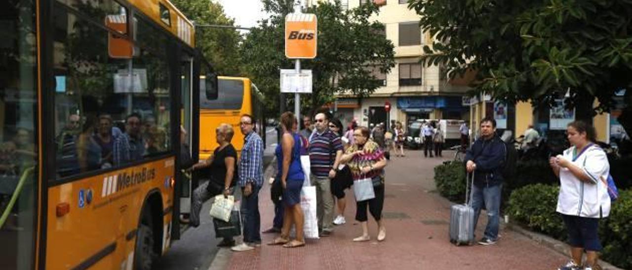 Autobús que realiza el servicio entre los municipios y València.