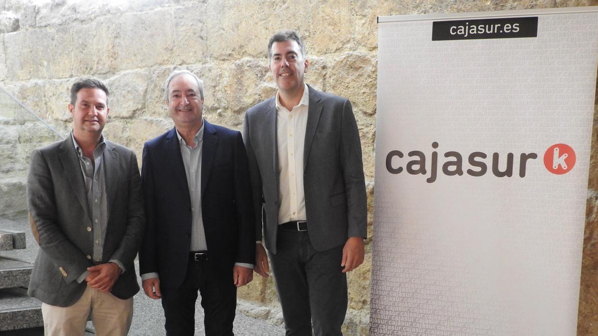 Los firmantes del acuerdo de patrocinio entre Cajasur y la Federación Andaluza de Baloncesto.
