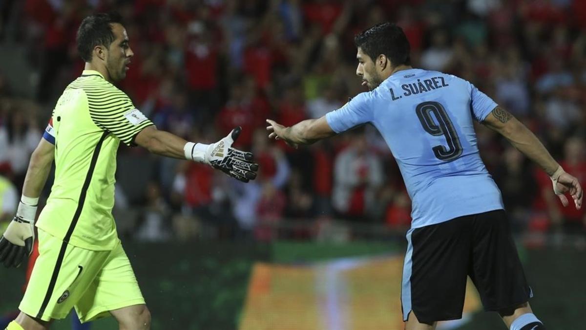 Luis Suárez felicita a Claudio Bravo después de que el meta le haya parado un penalti en el Chile-Uruguay.