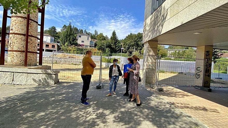 Visita del gobierno local a la urbanización donde se realiza el parque.