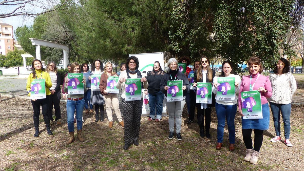 Eva María Vázquez, responsable de CSIF Córdoba, en el centro de la imagen.
