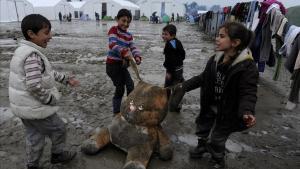 Unos niños juegan en un campo para refugiados en Grecia.